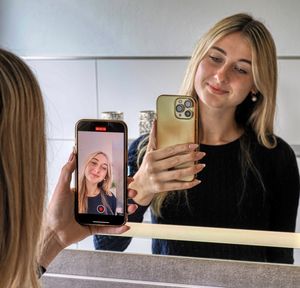 Sina-Marie Reen macht ein Spiegel Selfie