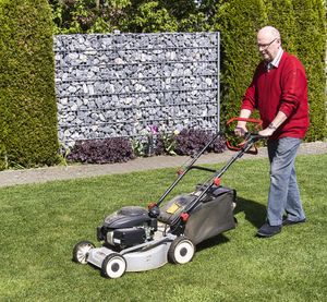 Josef-Walter Epping am rasenmähen 