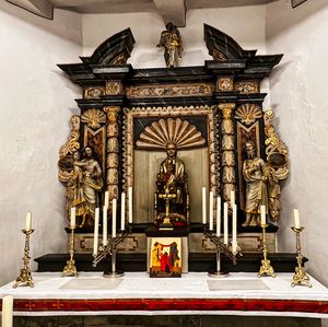 Altar mit Statur der Muttergottes in der St. Anna Kapelle