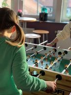 Kinder spielen im Jugendtreff Kicker