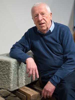 Rudi Fischer lehnt sich auf einen Stein