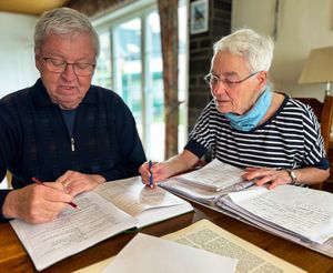 Eva-Maria Rellecke und Heinz-Josef Busch arbeiten an einem Büchern
