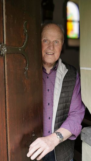 Joe Schulte steht in der Tür der St. Anna Kapelle 