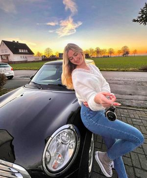 Sina-Marie Reen wie sie sich auf ihr erstes eigenes Auto stützt eine mini