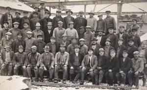 Altes schwarzweiß Foto von den Arbeitern aus dem Steinbruch