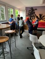 Kinder spielen im Jugendtreff Kicker