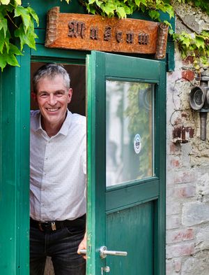 Oliver Wessel in der eingangs Tür des Heimatmuseum Altenmellrich
