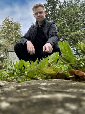 Leon Blumenröhr auf dem weg zum Dorfplatz