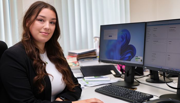 Joline Janesch sitzt im Büro vorm Computer
