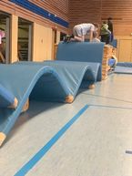 Kinder des Jugendtreff spielen in der dreifachhalle der Sekundarschule