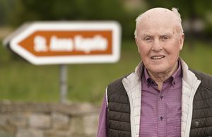 Joe schulte vor Schild der St. Anna Kapelle 