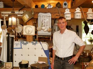  Oliver Wessel mit einigen alten Gegenständen