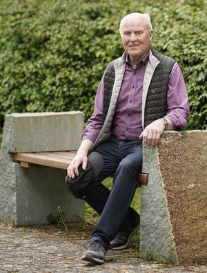 Joe Schulte sitzt auf Bank in Waltringhausen