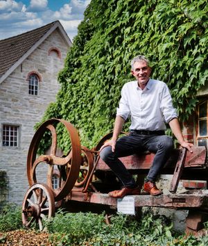 Museumschef Oliver Wessel auf dem über 110 Jahre alten Häckselbock