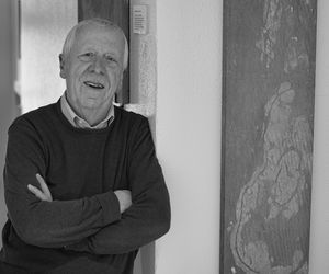 Rudi Fischer in schwarzweiß Foto an wand angelehnt 