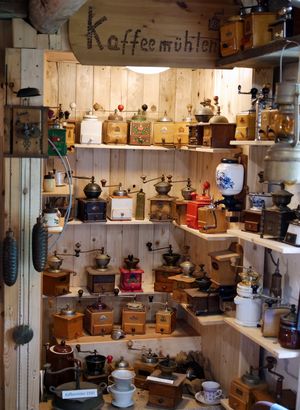 teil der über 50 Kaffeemühlen des  Heimatmuseum Altenmellrich