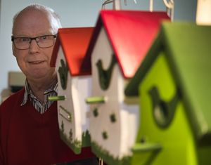 Josef-Walter Epping hinter drei Vogelhäusern