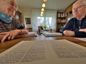 Eva-Maria Rellecke und Heinz-Josef Busch sitzen am Tisch gegenüber