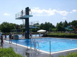 Sprungbecken und Sprungturm des Waldfreibad Anröchte