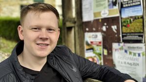 leon Blumenröhr an der Bushaltestelle an der St. Vincenz-Kapelle