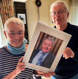 Eva-Maria Rellecke und Heinz-Josef Busch halten ein Bild von Helmut Kleere