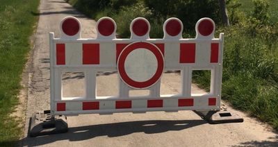 Sperzaun mit Sperschild 