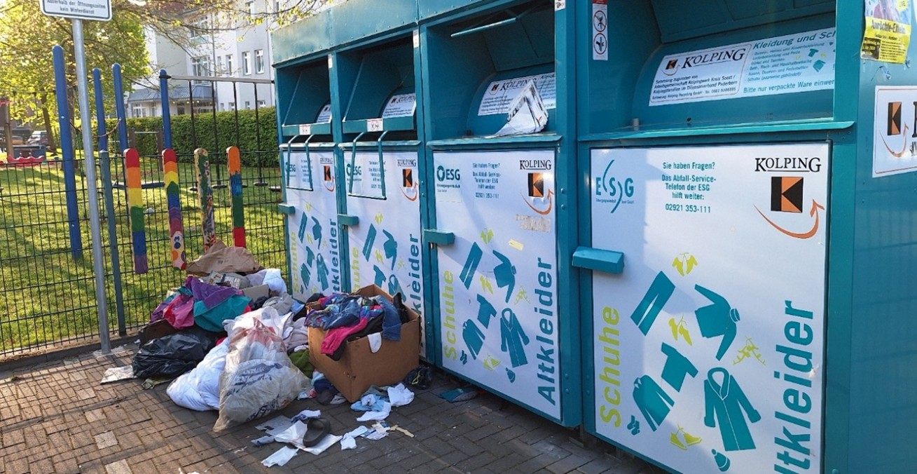 Müll vor Altkleidercontainern