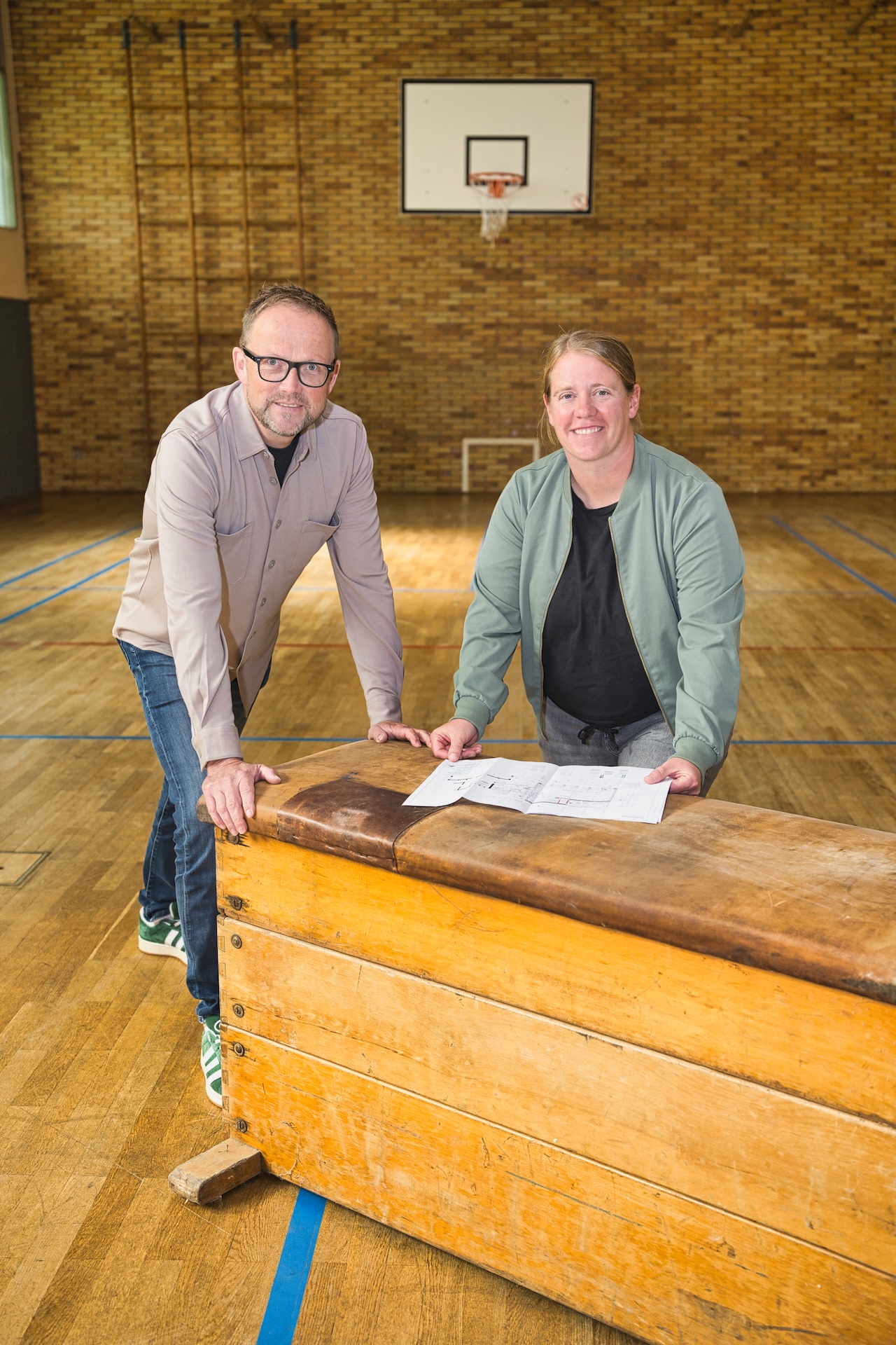 Alfred Schmidt und Dorothé Schlüter machten sich ein Bild vor der Sanierung der Sporthalle in Effeln