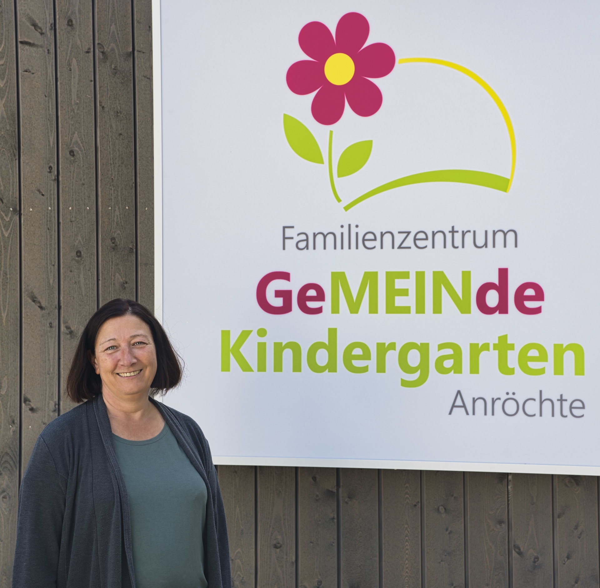 Christiane Rüther vor dem Eingang des Familienzentrums
