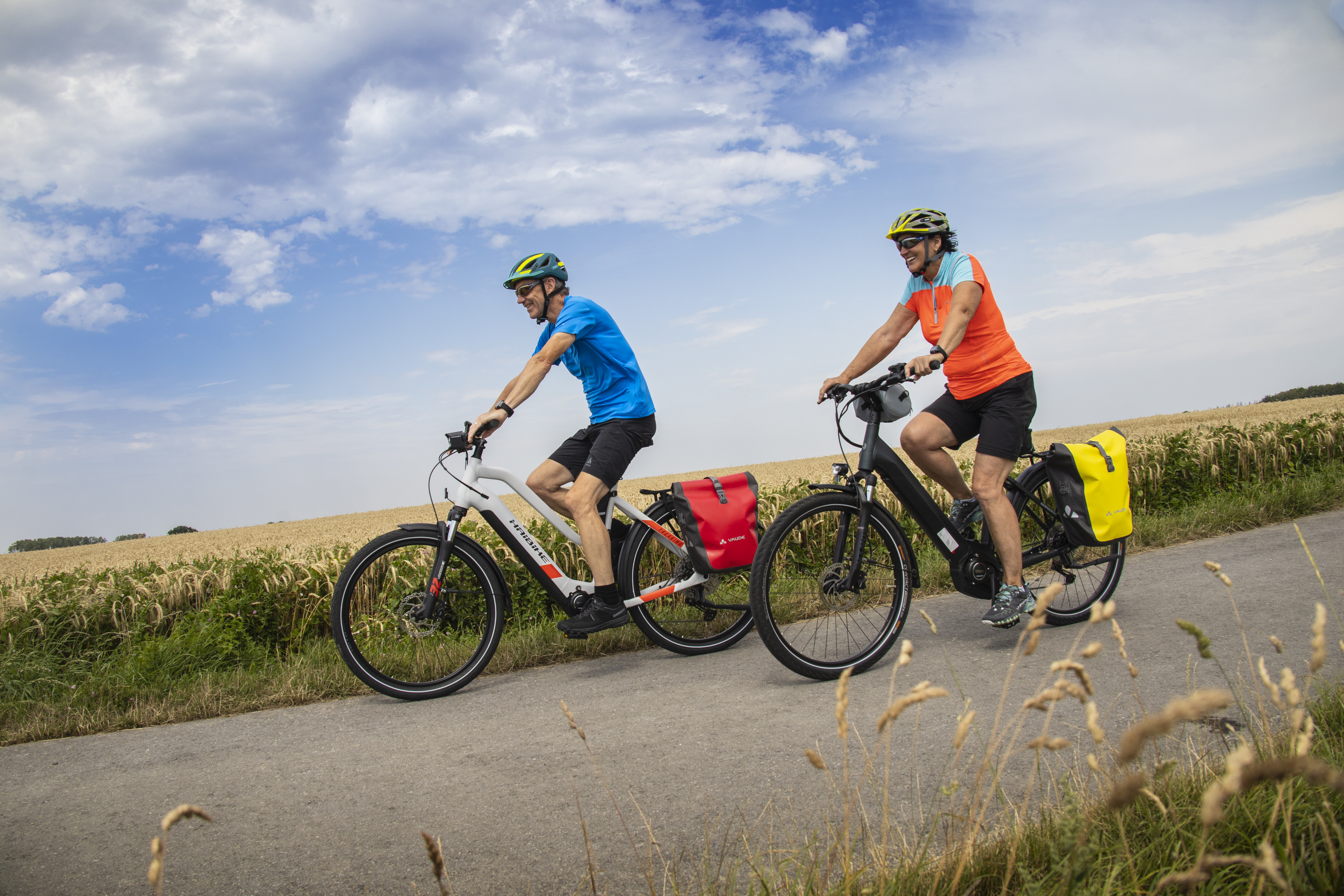 Zwei Personen fahren Fahrrad au feinem Feldweg