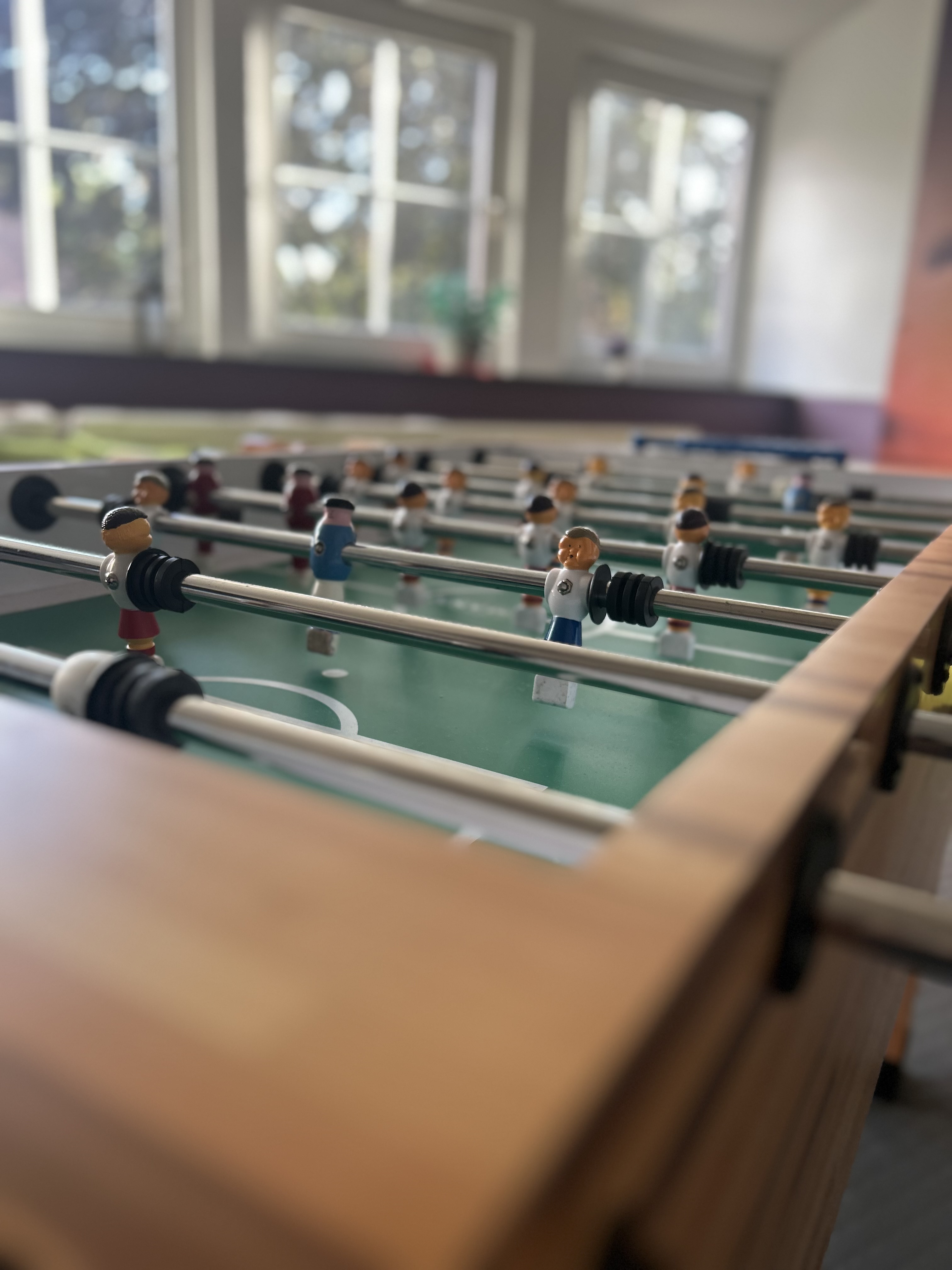 Hier ist ein Kickertisch zu sehen.