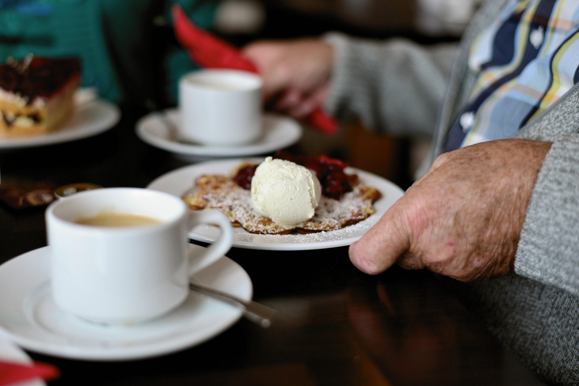 Hier ist ein Kaffeegedeck mit Kaffeetasse und Kuchenteller zu sehen.