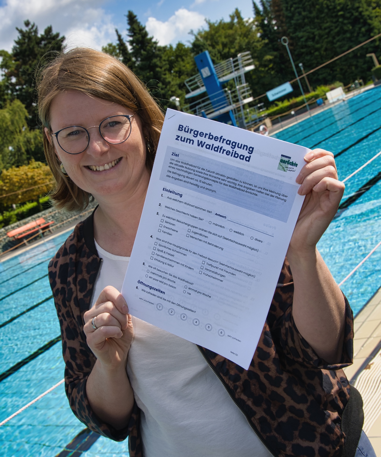 Stefanie Brzuska zeigt den Umfragebogen für das Waldfreibad