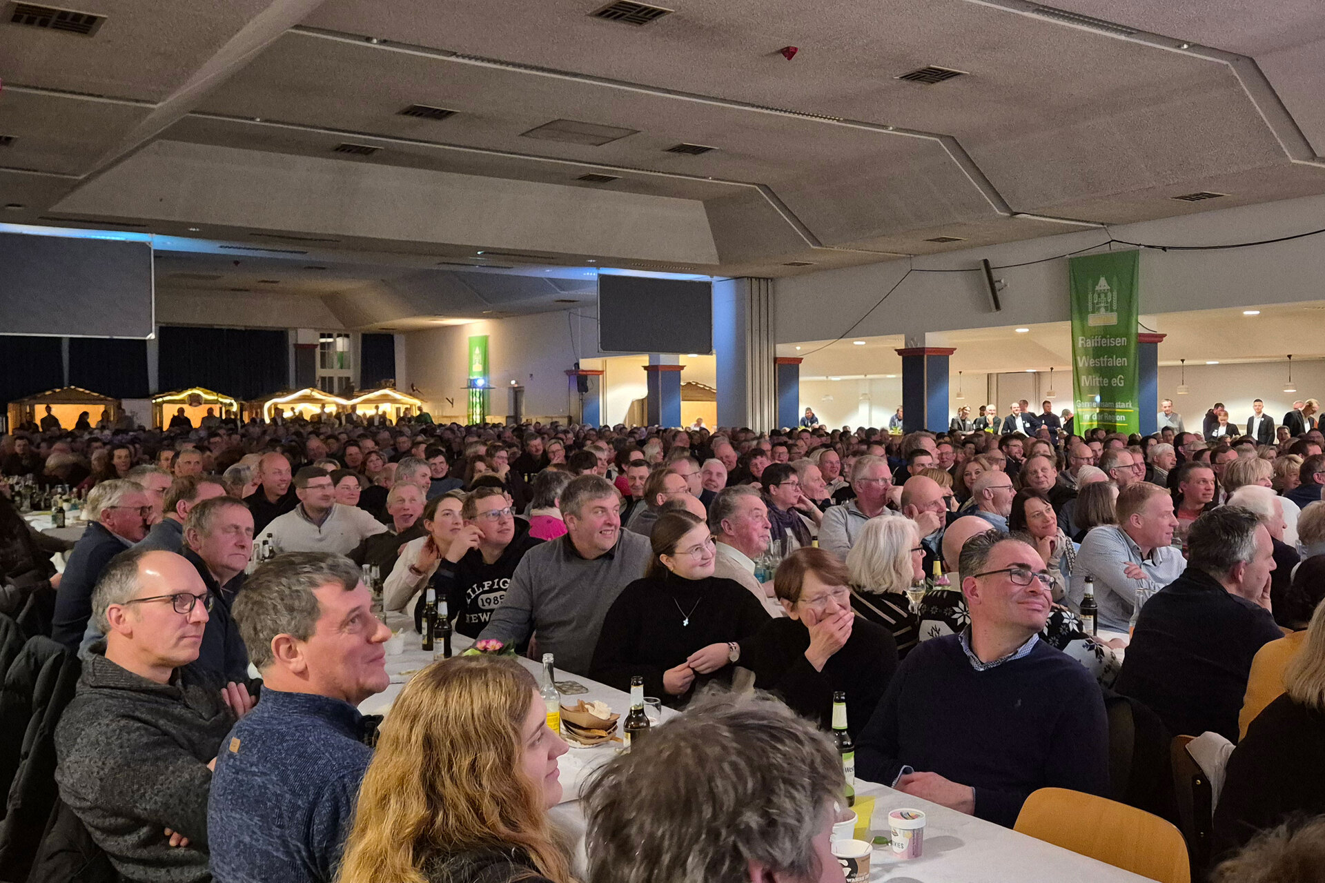 Bürgerhaus Anröchte voll mit Menschen besetzt